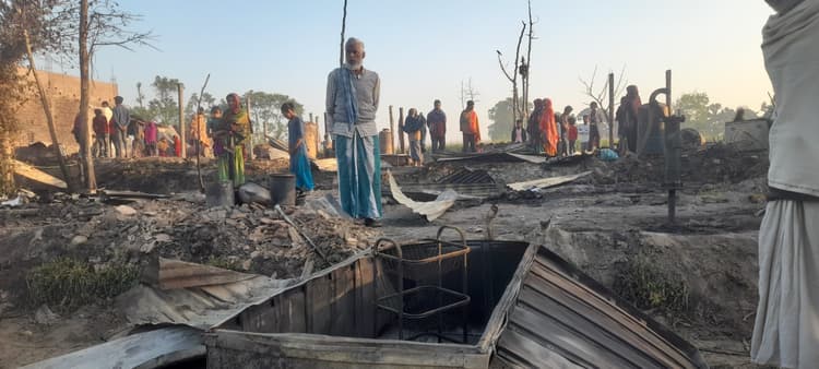 परसा बीरबल गांव में भीषण अग्निकांड में 11 परिवार के 28 घर सहित 20 लाख की संपत्ति खाक