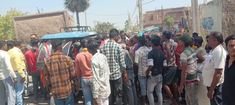 अनियंत्रित हाइवा व इ-रिक्शे में सीधी टक्कर, दो गंभीर रूप से जख्मी