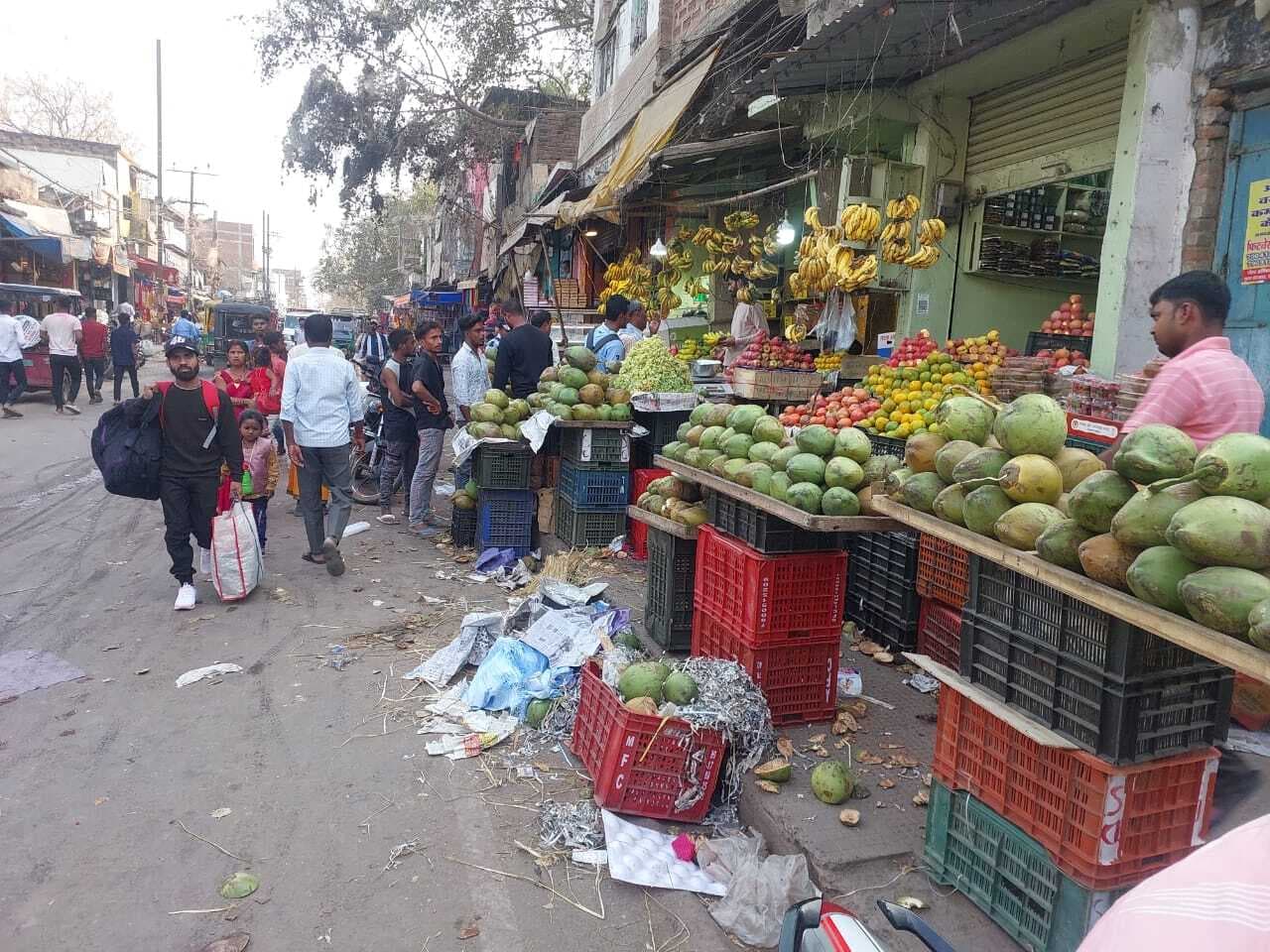 फुटकर के अलावा स्थायी दुक्कानदार भी करते हैं मुख्य सड़क का अतिक्रमण