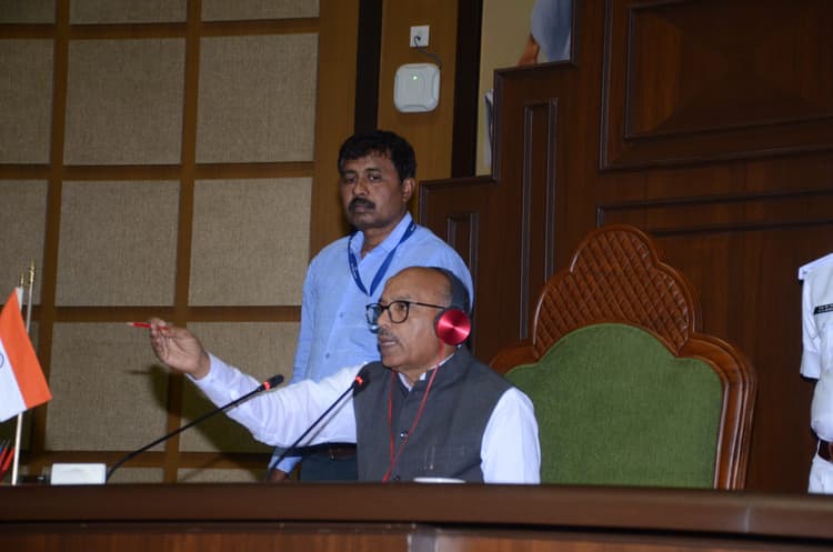 Political News : शशिभूषण मेहता ने प्रश्न फाड़ा, स्पीकर ने कहा : आचरण सही नहीं, कमजोर न समझें