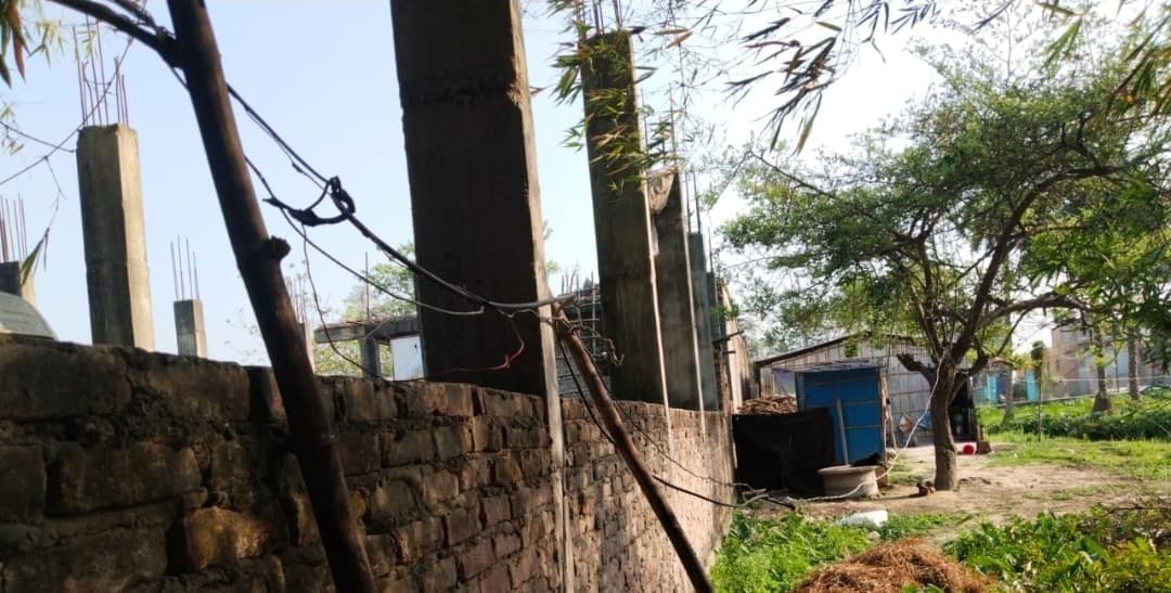 नगर पंचायत में लटकते बिजली तार से हादसे की आशंका