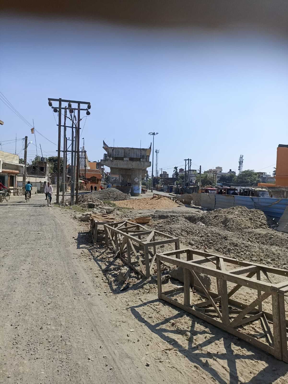 गौशाला के पास ओवर ब्रिज कार्य बंद, सरकार को दिलाया ध्यान