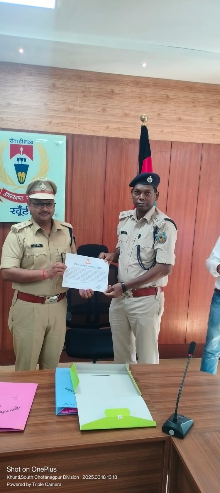 पुलिस पदाधिकारियों को एसपी ने दिया प्रशस्ति पत्र