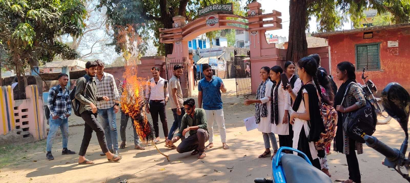 प्राचार्यों की उपेक्षा किये जाने पर डीजे कॉलेज के प्रभारी प्राचार्य का पुतला दहन