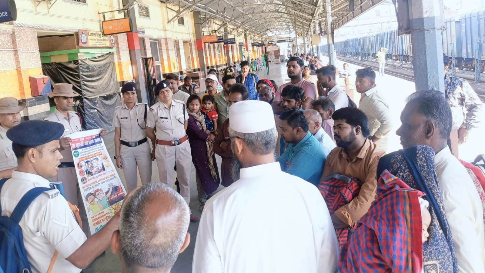 रेल यात्रा के दौरान हो परेशानी तो 139 पर कॉल कर रेल पुलिस की लें मदद