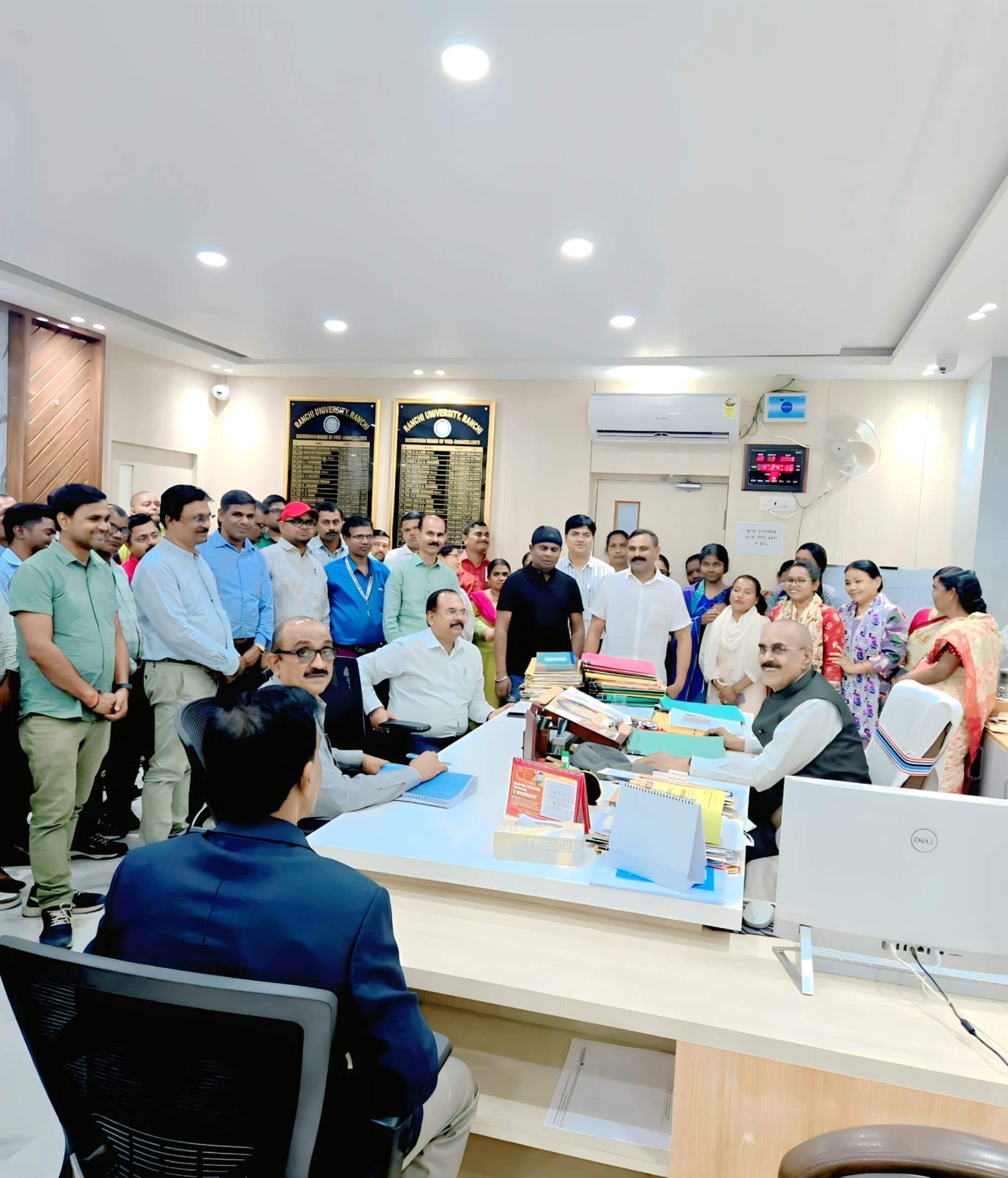 Ranchi news : रांची विवि : सेवा वापस नहीं लेने पर विवि कर्मियों ने किया वीसी का घेराव