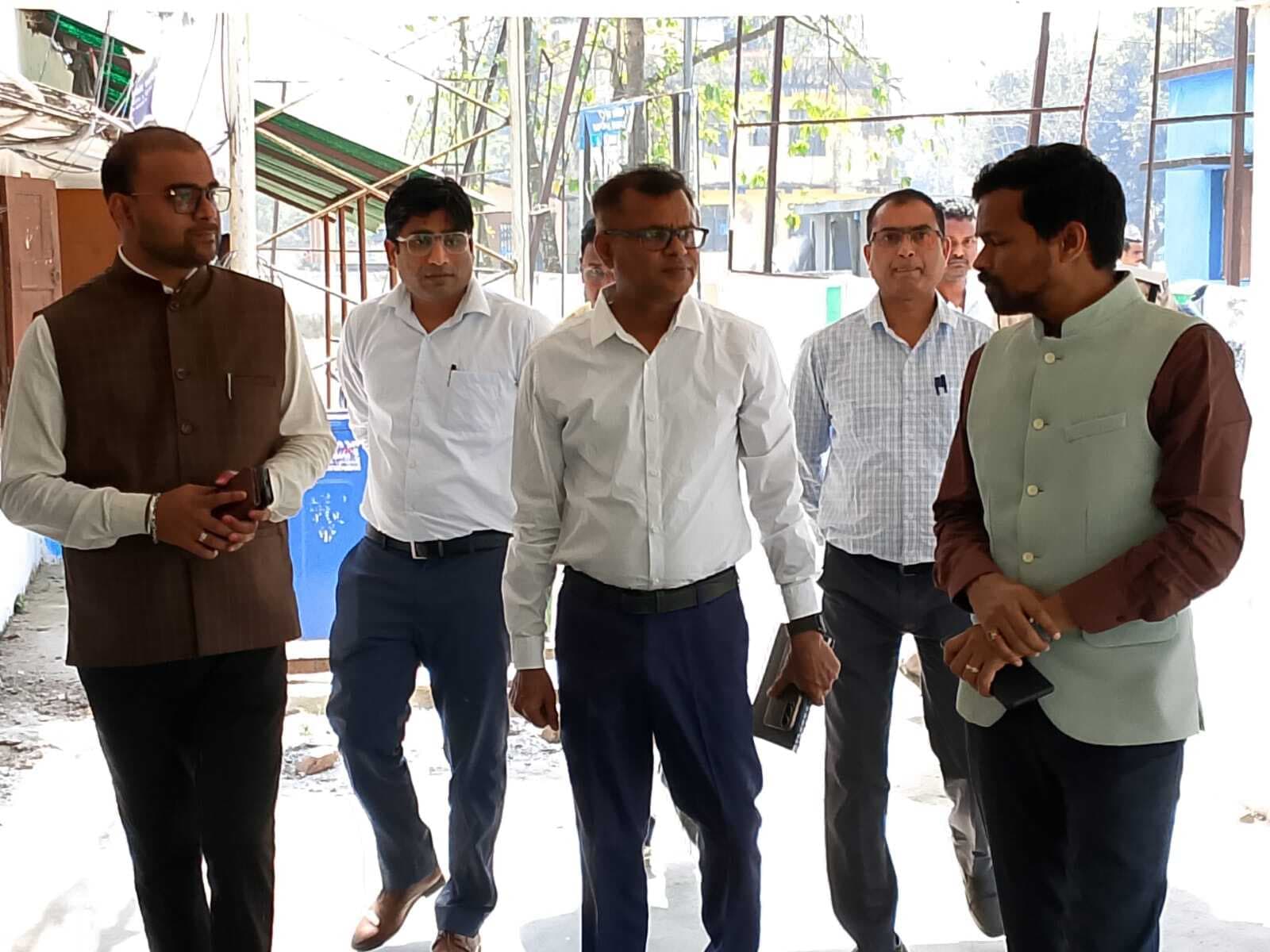 डीएम ने पोठिया अंचल कार्यालय का किया निरीक्षण, अंचल कर्मी का वेतन रोकने का दिया आदेश