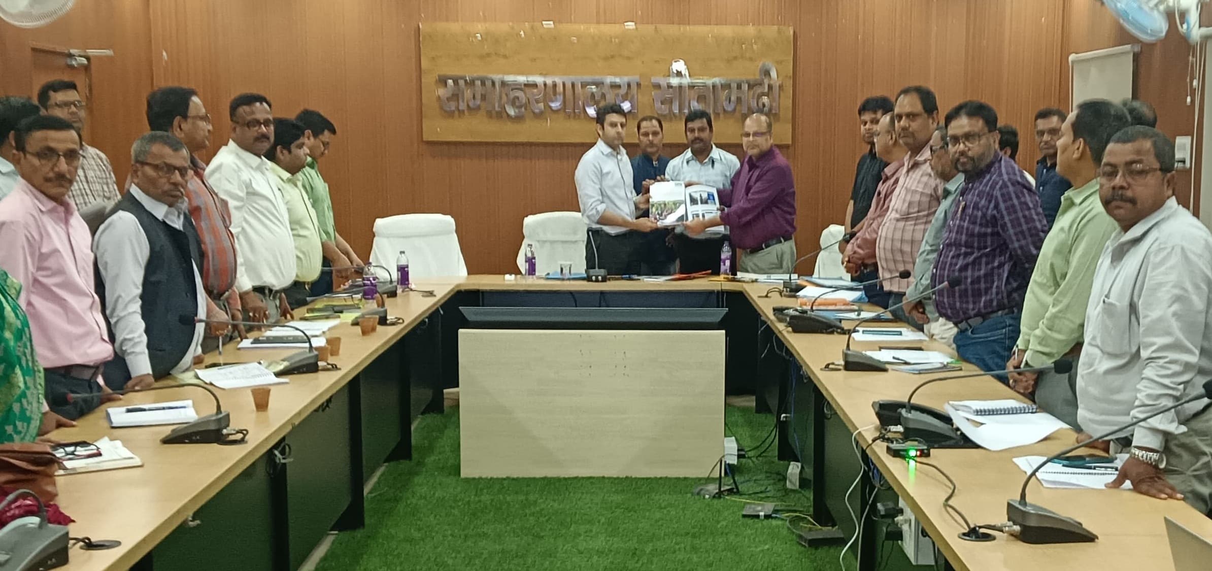 प्रथम संस्था ने डीएम को सौंपी एएसईआर रिपोर्ट