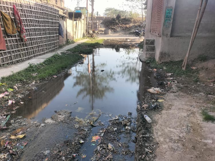 सड़क पर जल-जमाव से परेशान लोगों ने जताया आक्रोश