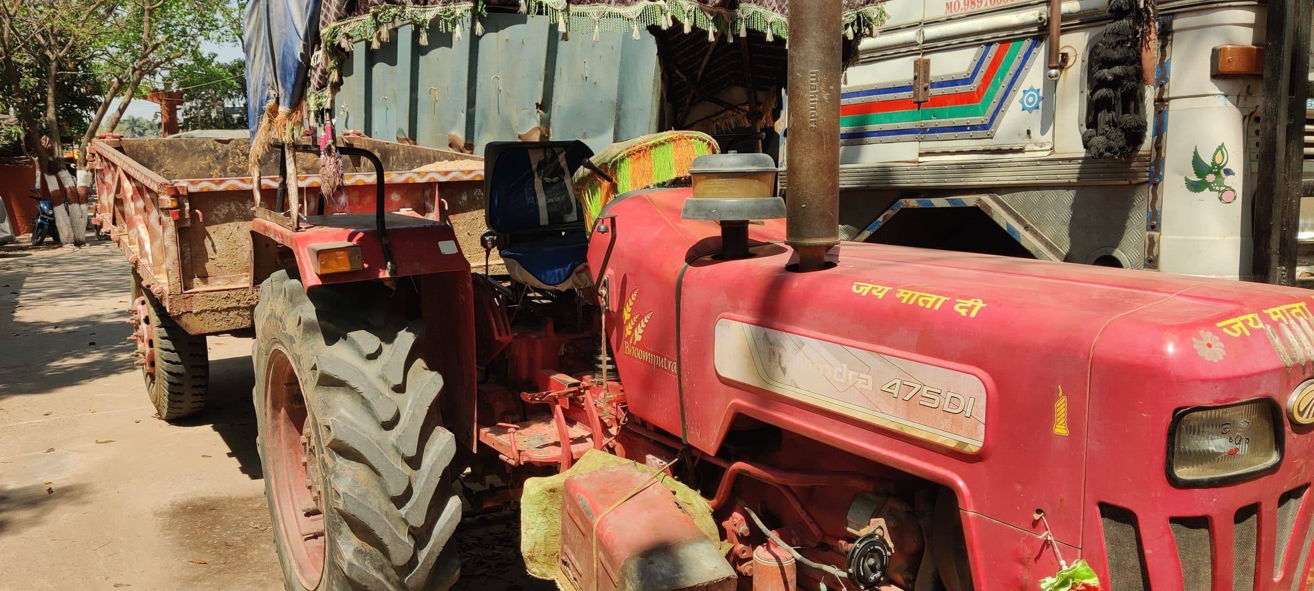 पुलिस को देख अवैध रूप से बालू लोड कर रहा चालक फरार, ट्रैक्टर जब्त