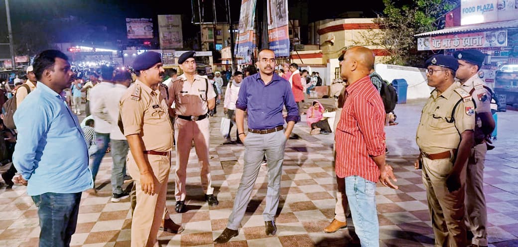 Chhapra News : आरपीएफ के सीनियर कमांडेंट ने किया छपरा जंक्शन का निरीक्षण