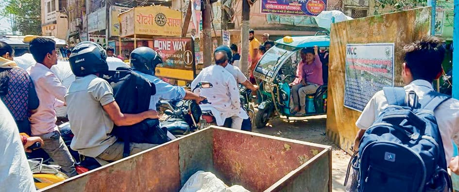 Chhapra News : निर्माण वाले क्षेत्र में वनवे नियमों का हो रहा उल्लंघन, लग रहा जाम