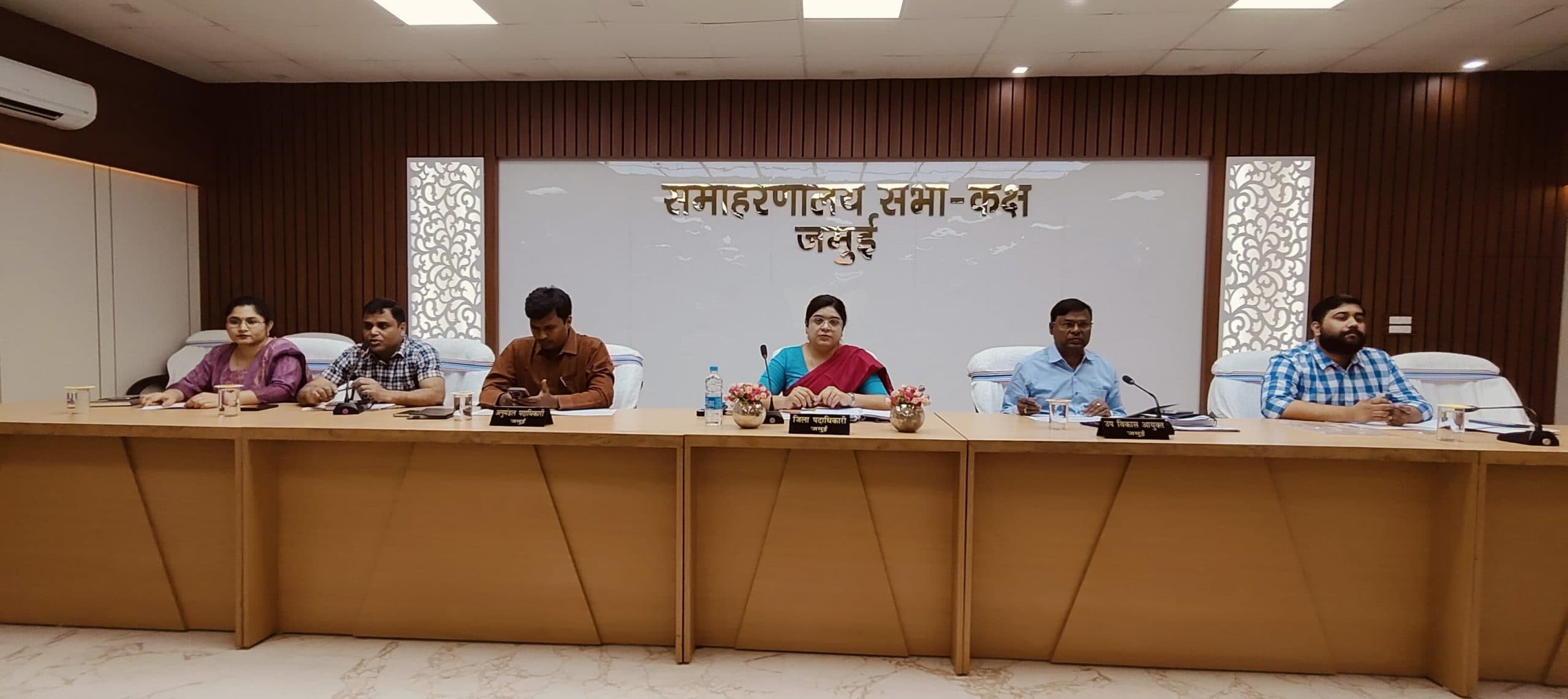 नव विवाहिताओं को चिह्नित कर मतदाता सूची में नाम दर्ज कराएं - डीएम