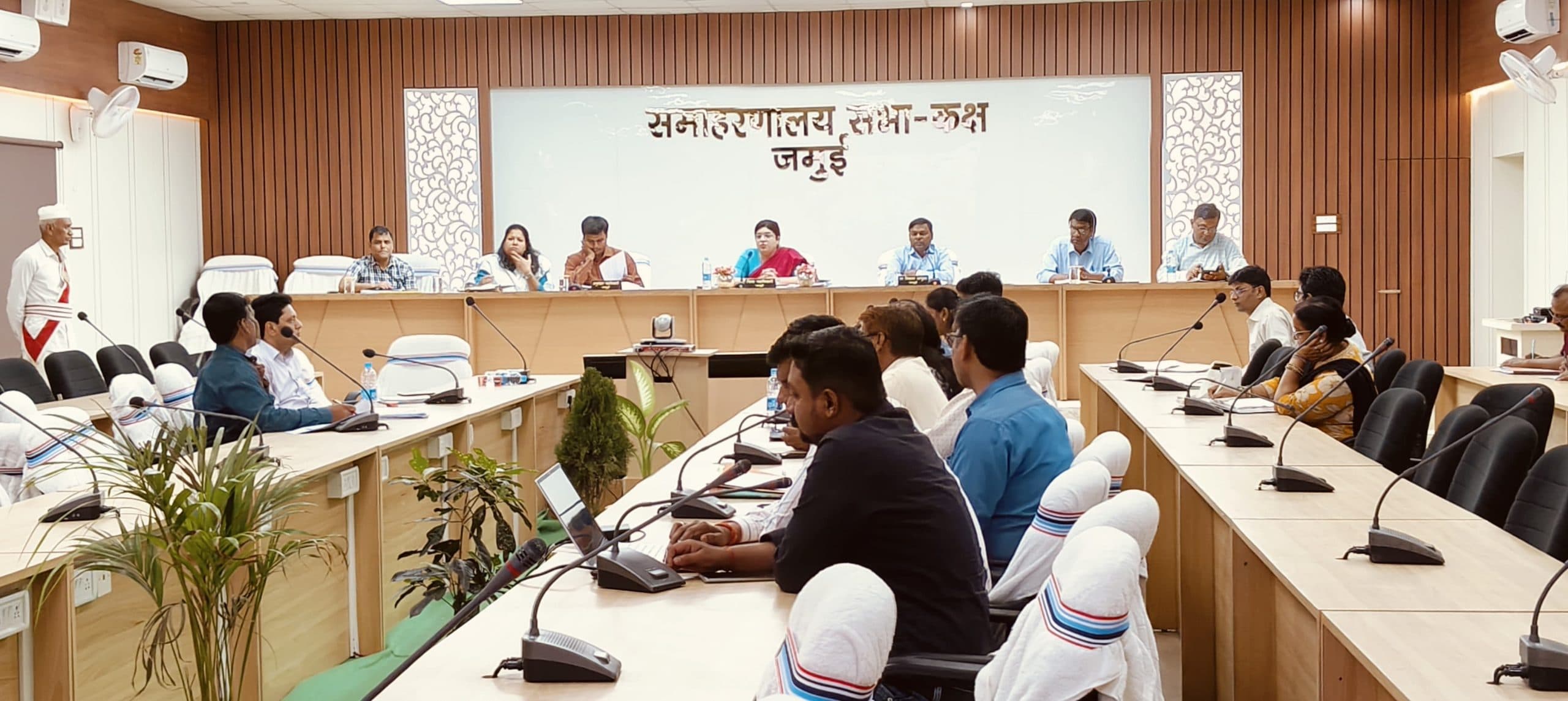 लू चलने पर मजदूरों की कार्य अवधि सुबह छह से 11 बजे व दोपहर 3ः30 से 6ः30 बजे तक निर्धारित हो