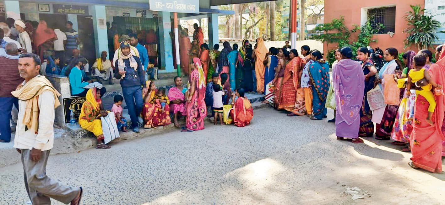 Chhapra News : मार्च में ही निकल रही है कड़ी धूप, बीमार पड़ रहे लोग