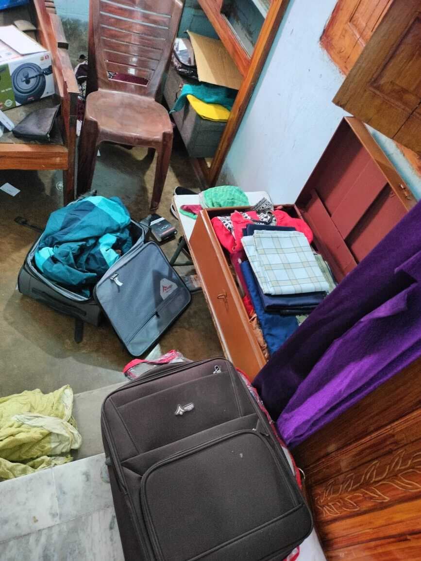 Deoghar news : सेवानिवृत्त शिक्षक के घर से गहने समेत लाखों की संपति चोरी, जांच में जुटी पुलिस