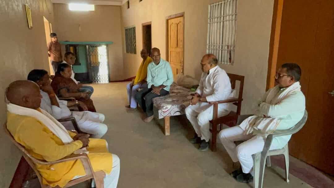 पूर्व एमएलसी ने पीड़ित परिजनों को दी सांत्वना