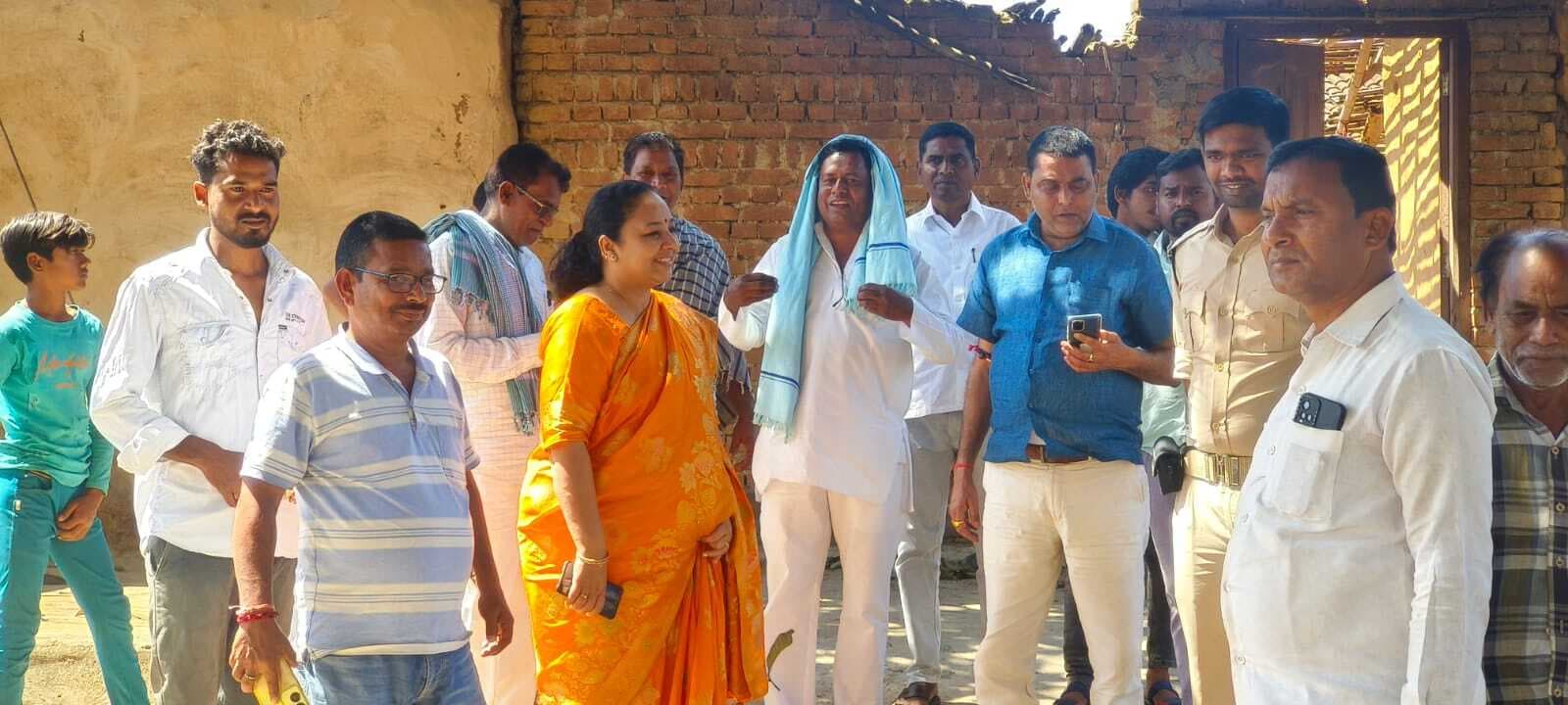 बेंहगा गांव में अग्निपीड़ित परिवार से विधायक ने की मुलाकात