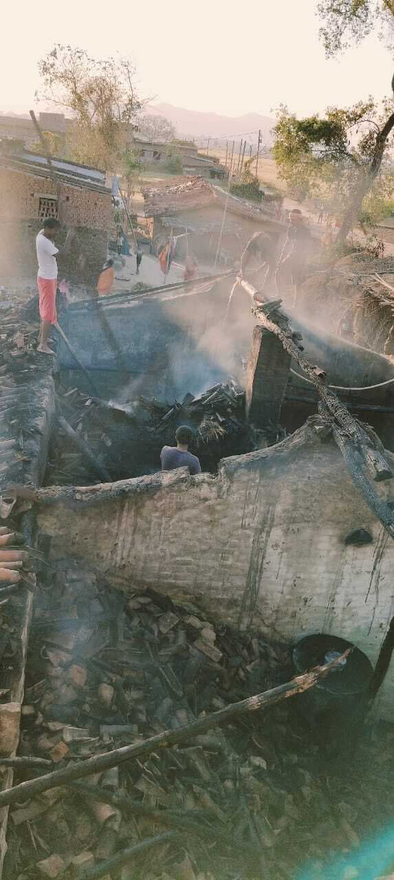 अलग-अलग गांवों में अगलगी से घर व पुआल के पुंज राख