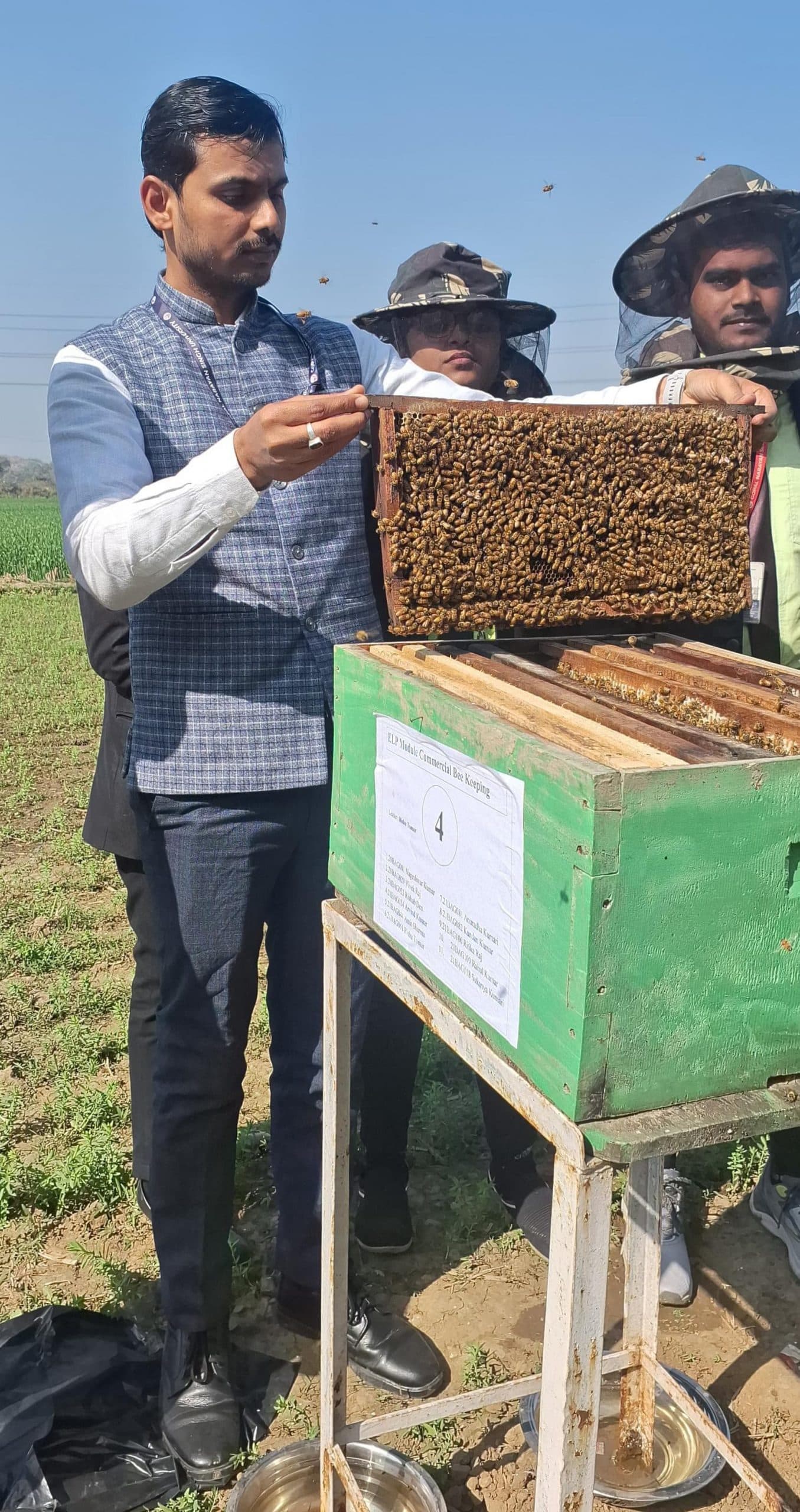 Sasaram News : मधुमक्खी पालन कर अतिरिक्त आय प्राप्त कर सकते हैं किसान : डॉ आदित्य पटेल
