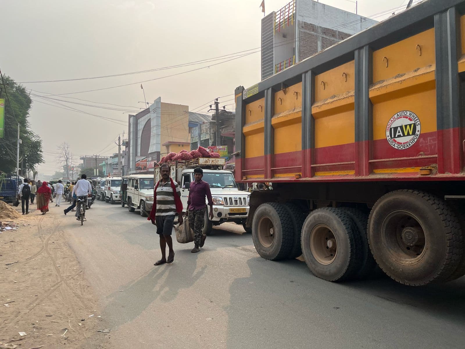 Sasaram News : बालू लदे ट्रकों से अकोढ़ीगोला में महाजाम