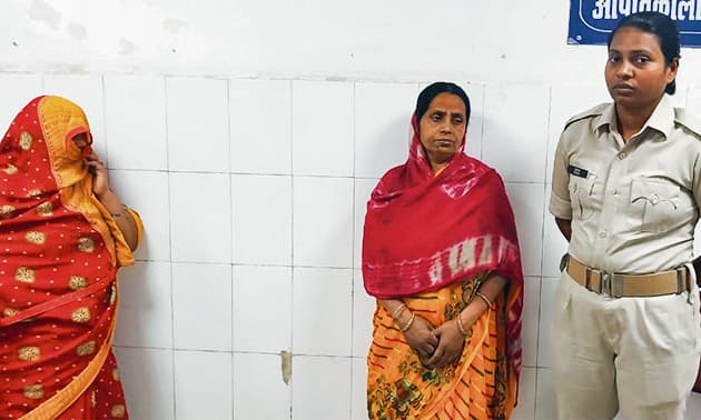 13.25 लाख के चुराये गहनों व विदेशी करेंसी के साथ सास-बहू गिरफ्तार