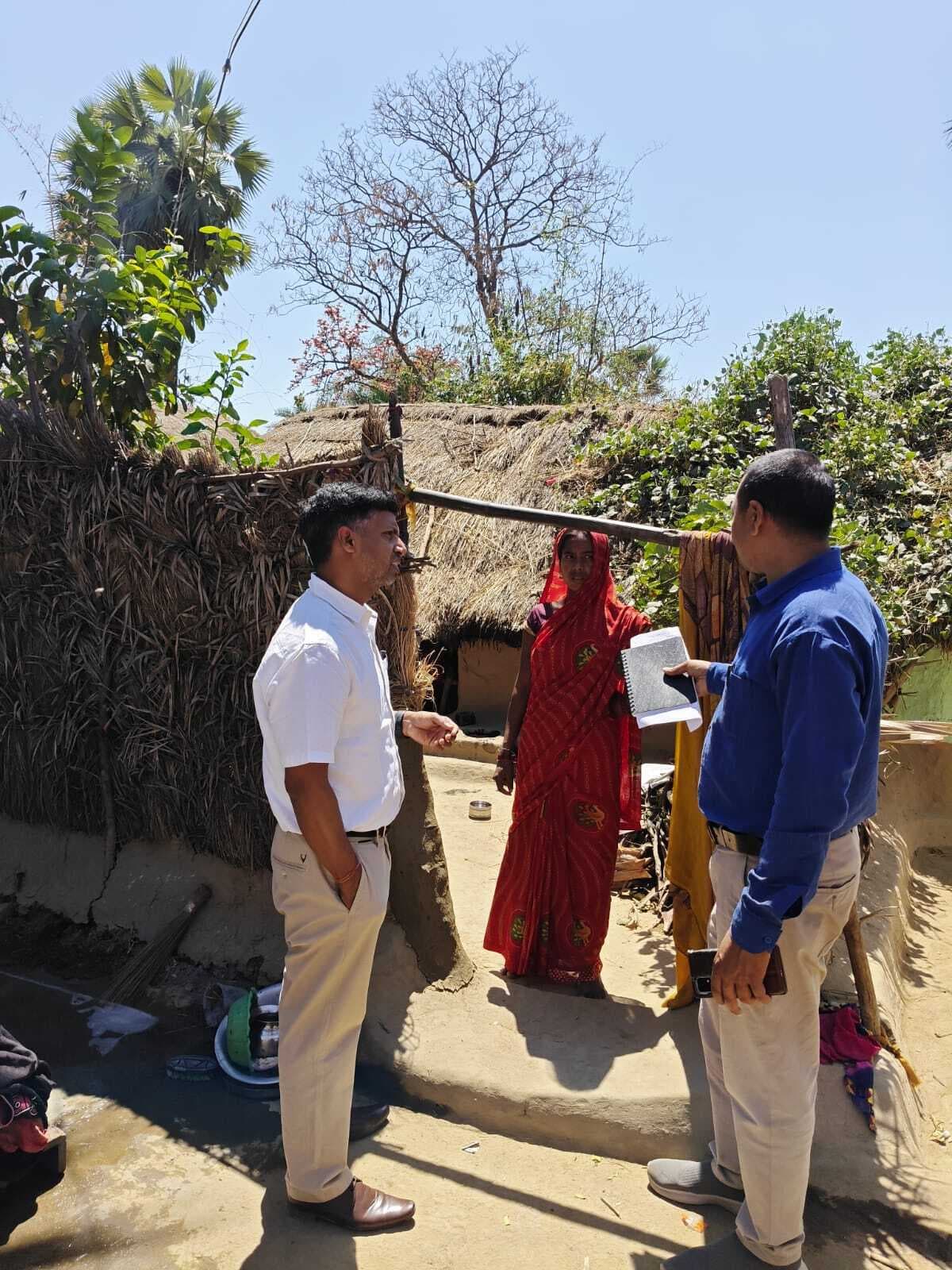 अधिकारी ने आवास सर्वे का लाभुकों से लिया फीडबैक