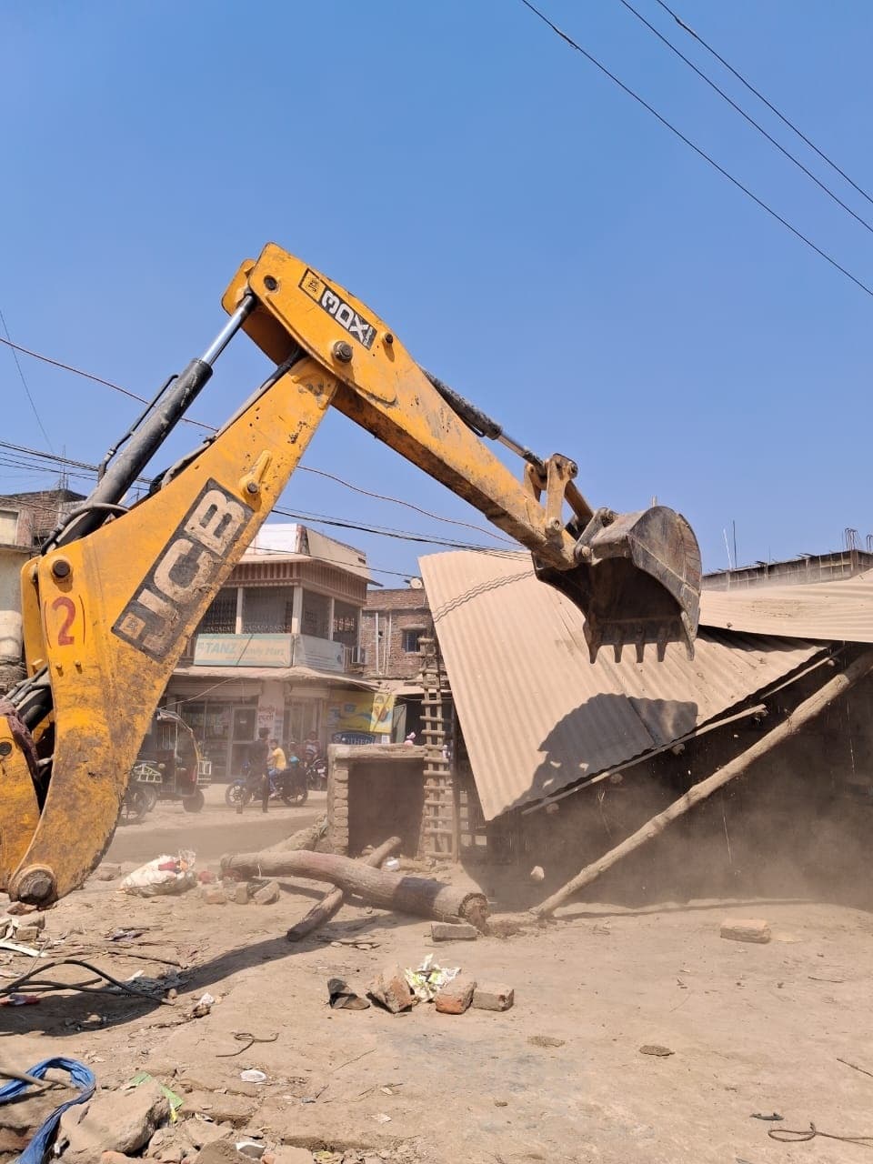 25-30 मकानों पर चला बुलडोजर