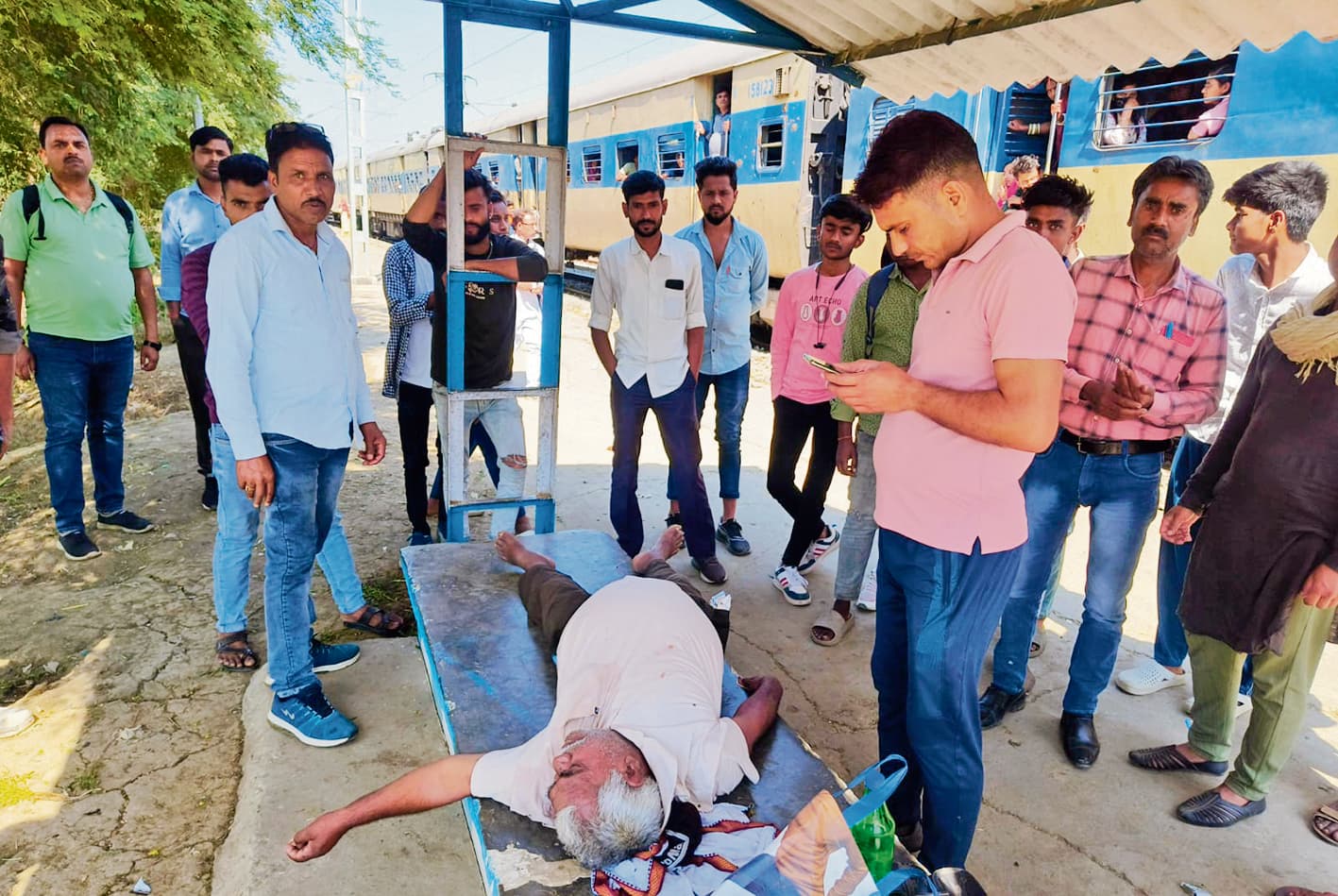 पैसेंजर ट्रेन में सफर के दौरान यात्री की तबीयत बिगड़ी, गंभीर