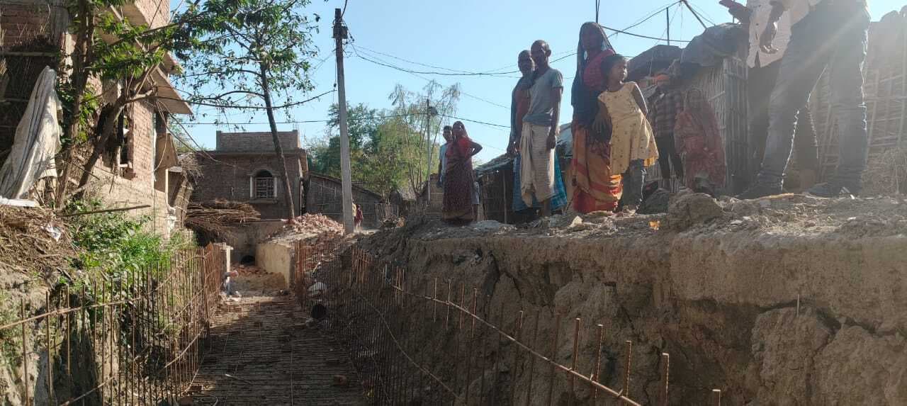 नाला निर्माण में किया जा रहा है घटिया सामग्री का उपयोग, ग्रामीणों में आक्रोश
