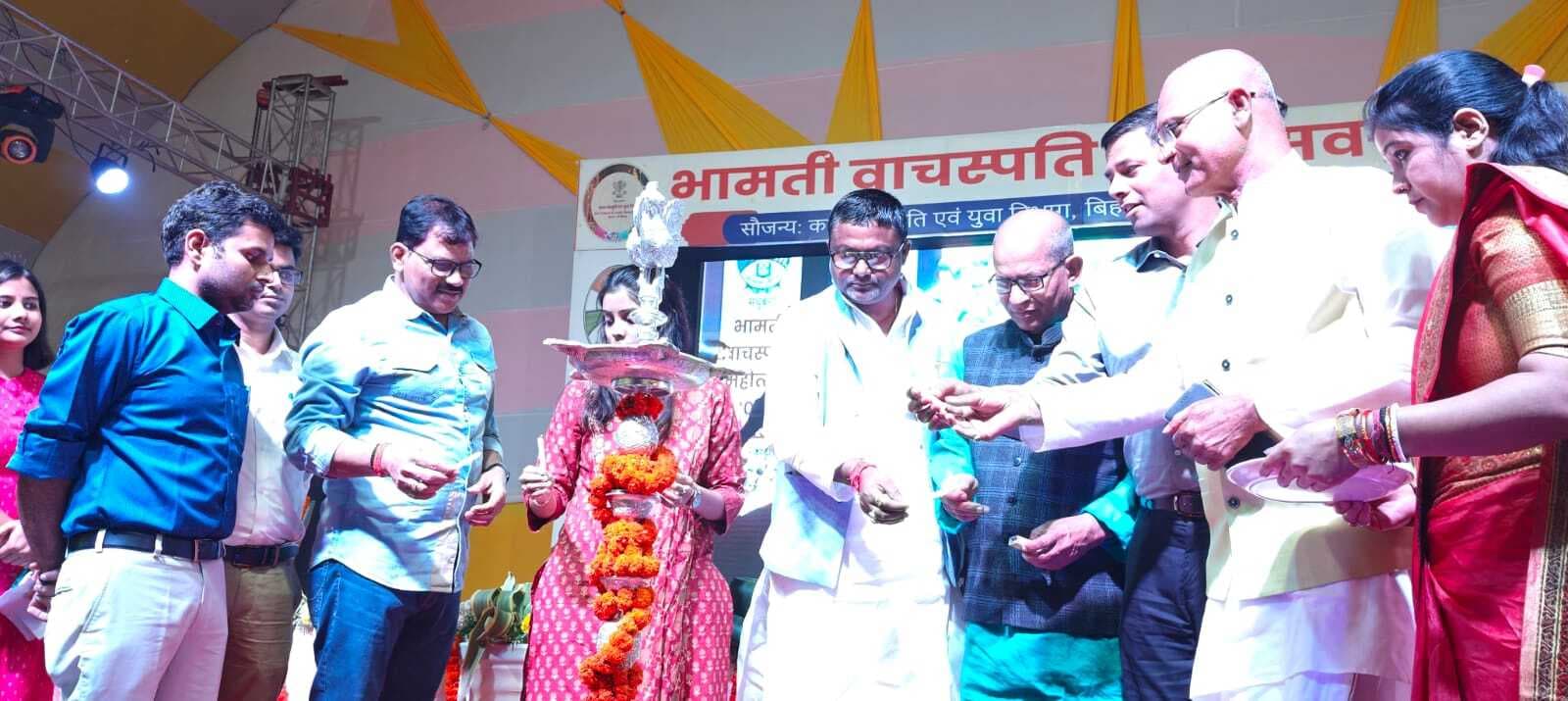 Madhubani News : कवि व कलाकारों की प्रस्तुति से झूमे श्रोता