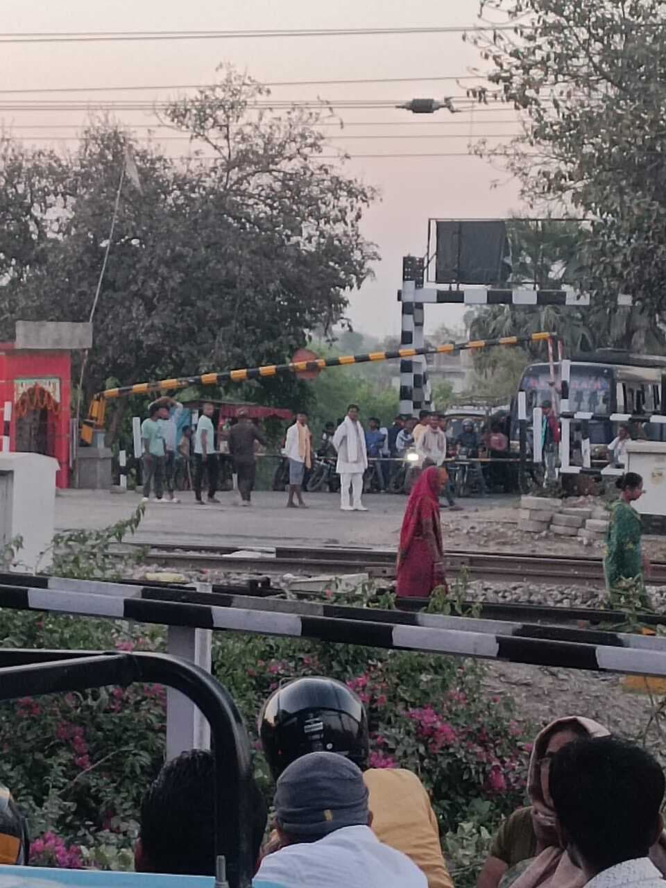 रेलवे पश्चिमी ढाला का टूटा बूम, लोगों को हुई परेशानी