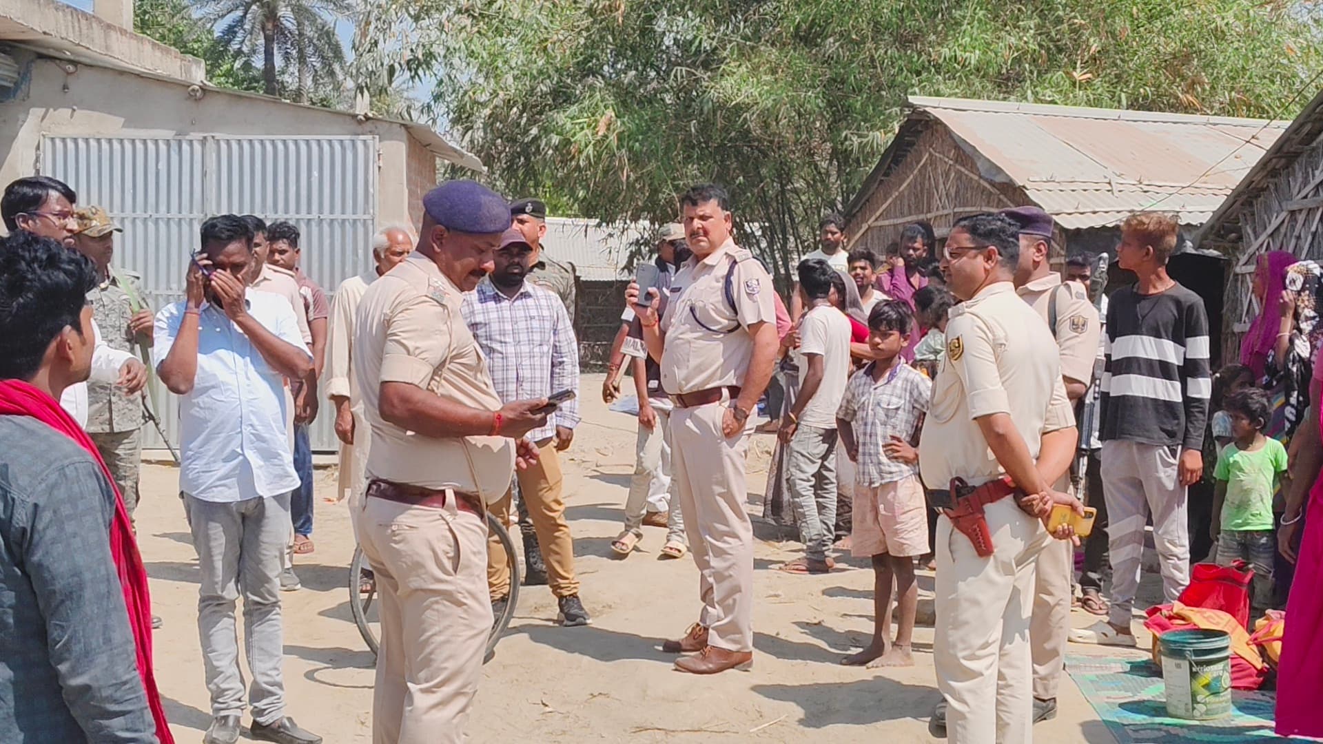 सड़क किनारे से हटाया गया अतिक्रमण