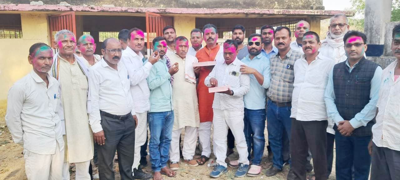 Aurangabad News : अंबा में उड़ाये गये अबीर गुलाल, बांटी गयी मिठाईयां