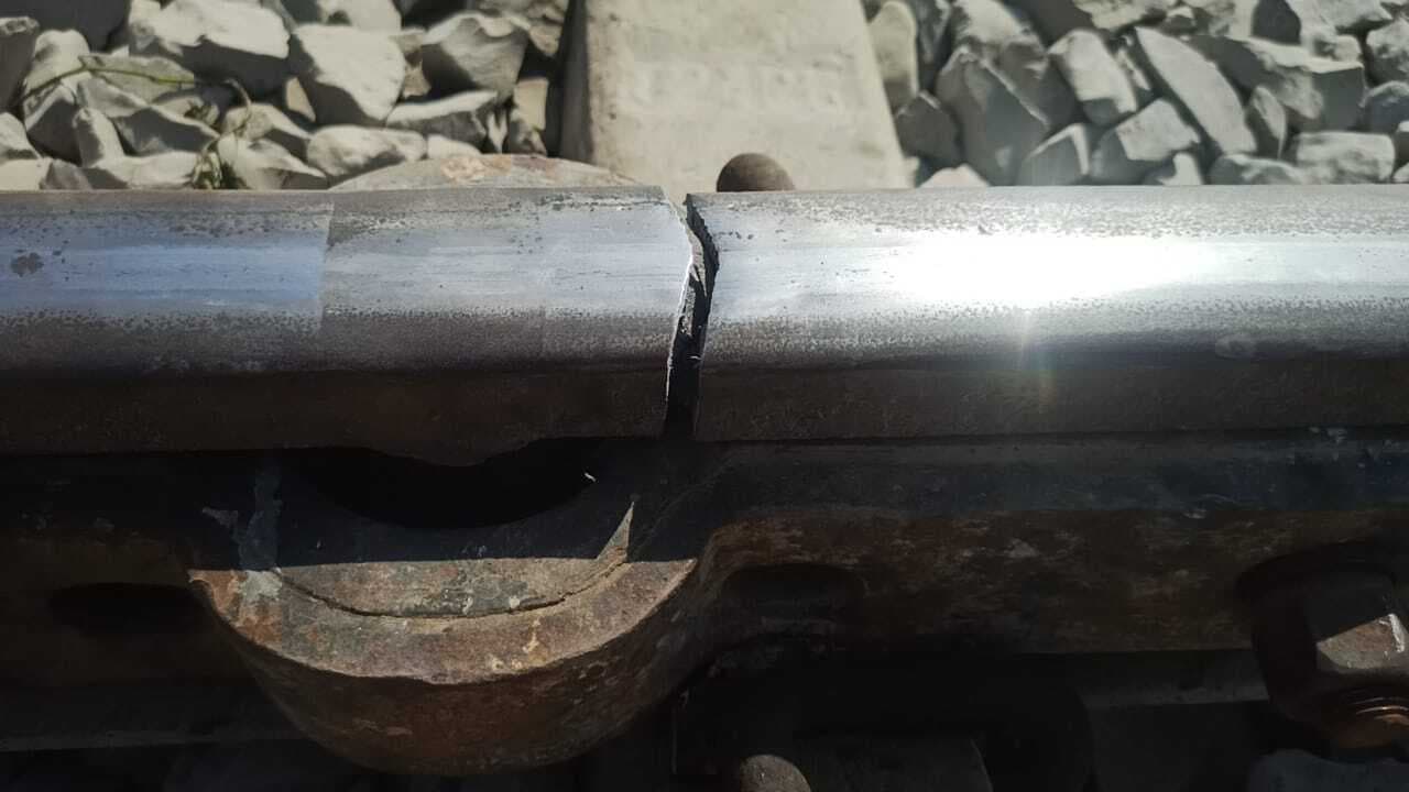 Madhubani News : गुमटी संख्या-25 के समीप रेलवे ट्रैक टूटा, सतर्कता से टला हादसा