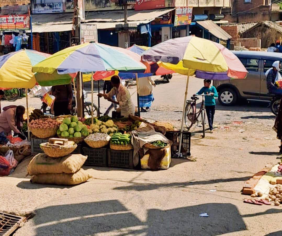 Chhapra News : रसूलपुर में सड़क पर सजी दुकान, पैदल चलने वाले परेशान