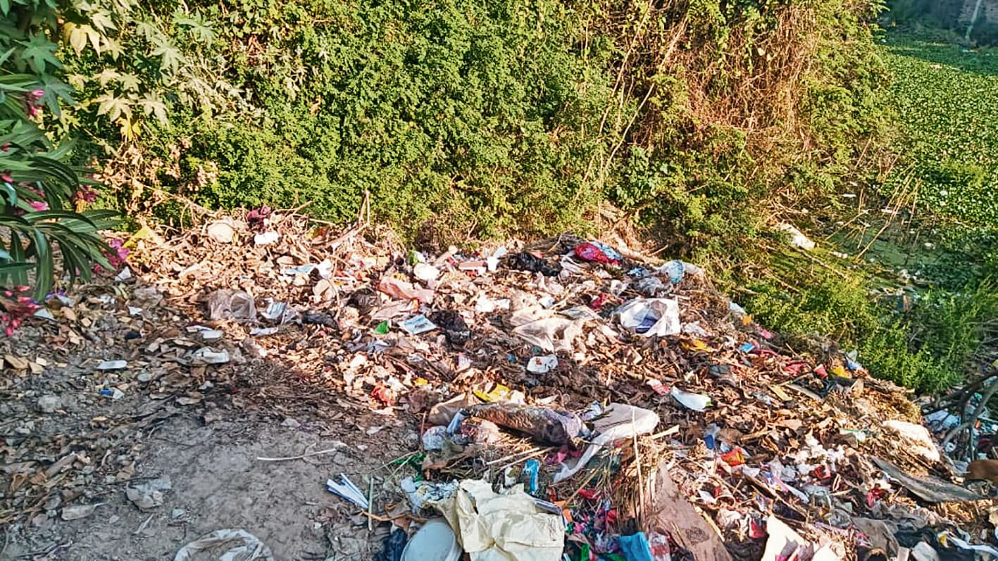 Chhapra News : कचरा से निकल रहा दुर्गंध, आवासीय इलाके का वातावरण प्रदूषित