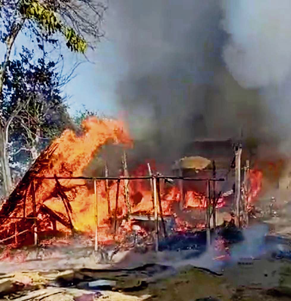 hajipur news. शाॅर्ट सर्किट से लगी आग में चार दर्जन से अधिक घर जले