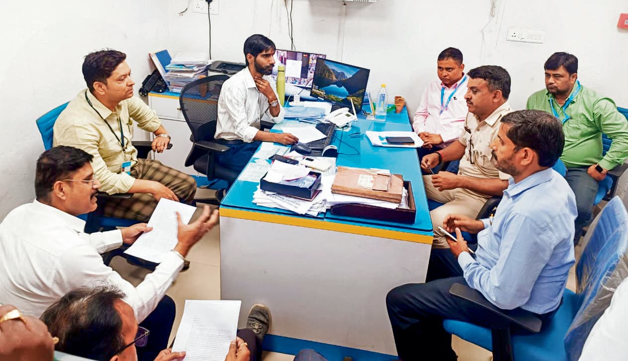 hajipur news. लोन वसूली करने गये केनरा बैंक के शाखा प्रबंधक व कर्मी से मारपीट, बंधक भी बनाया