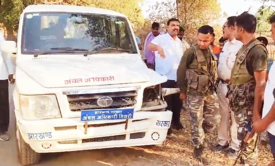 Giridih News: बालू लदे ट्रैक्टर ने सीओ की गाड़ी में मारी टक्कर, डाला छोड़ इंजन लेकर भागा