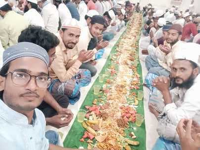 मौलाना खुर्शीद की इफ्तार पार्टी में दर्जनों रोजेदार हुए शामिल