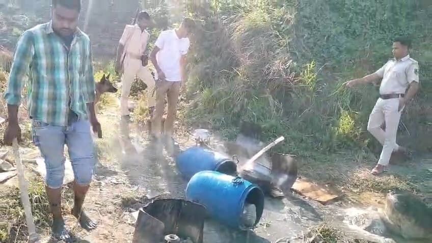 Samastipur News:उत्पाद विभाग की छापेमारी, चुलाई शराब के अड्डे को किया ध्वस्त