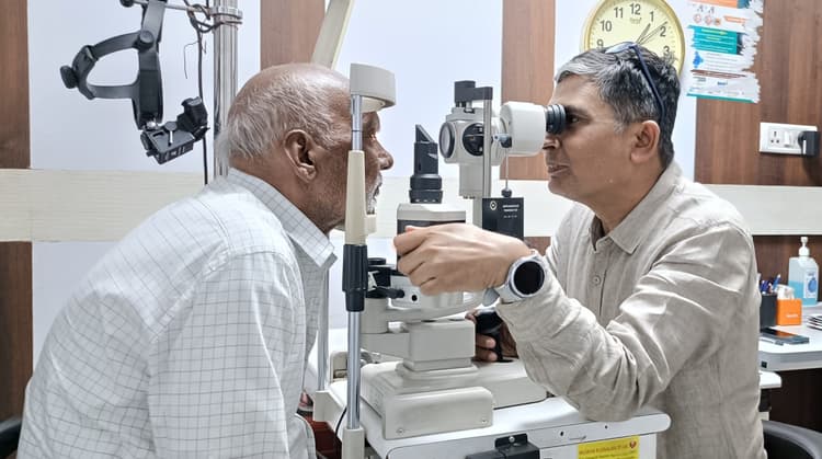 Bokaro News : 40 की उम्र के बाद आंखों की करायें निरंतर जांच : डॉ सिद्दीकी