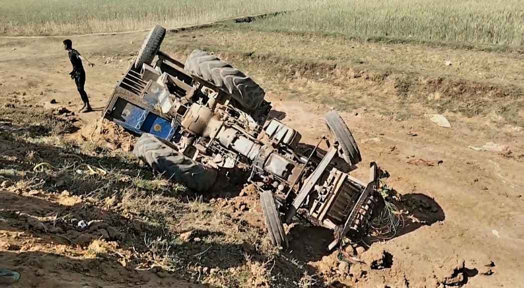अनियंत्रित बालू लदा ट्रैक्टर पलटा, डेरमा-कोरियाना मुख्य मार्ग पर बड़ा हादसा टला