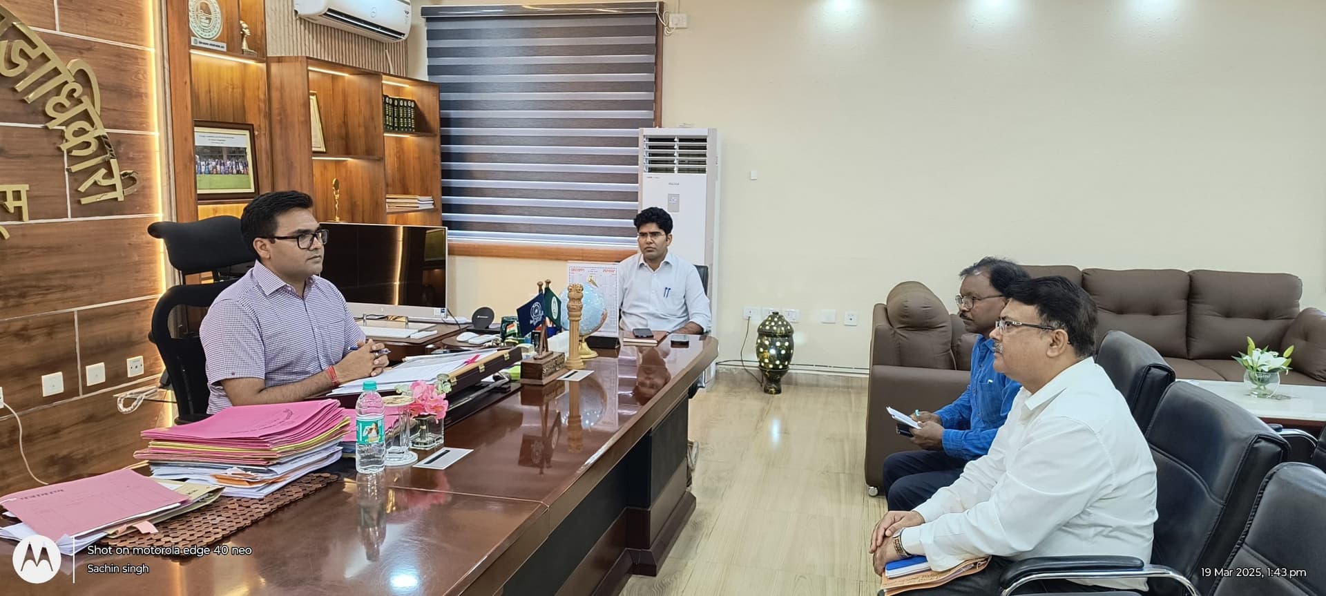 Chaibasa News : जिले में बंद 2167 चापाकलों की मरम्मत कर विशेष रंग से चिह्नित करें : डीसी