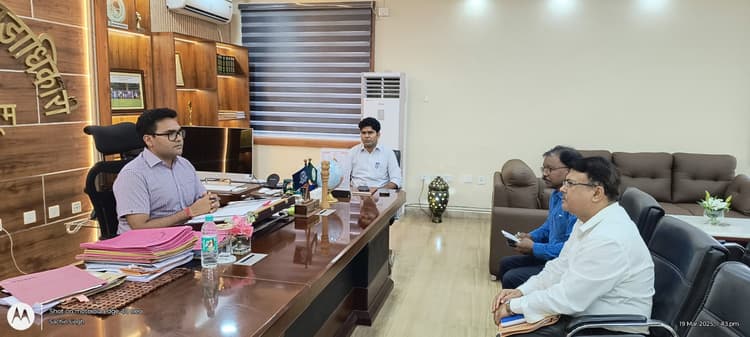 Chaibasa News : जिले में बंद 2167 चापाकलों की मरम्मत कर विशेष रंग से चिह्नित करें : डीसी