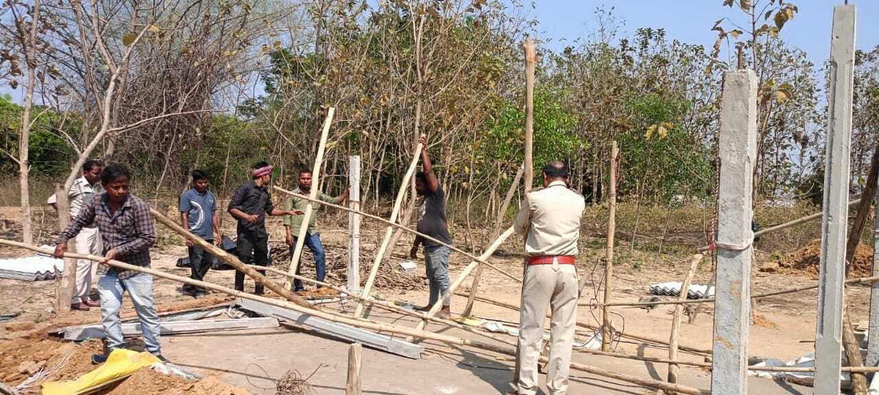 East Singhbhum News : काशिदा में वन भूमि से अतिक्रमण हटाना शुरू, ग्रामीणों ने किया विरोध