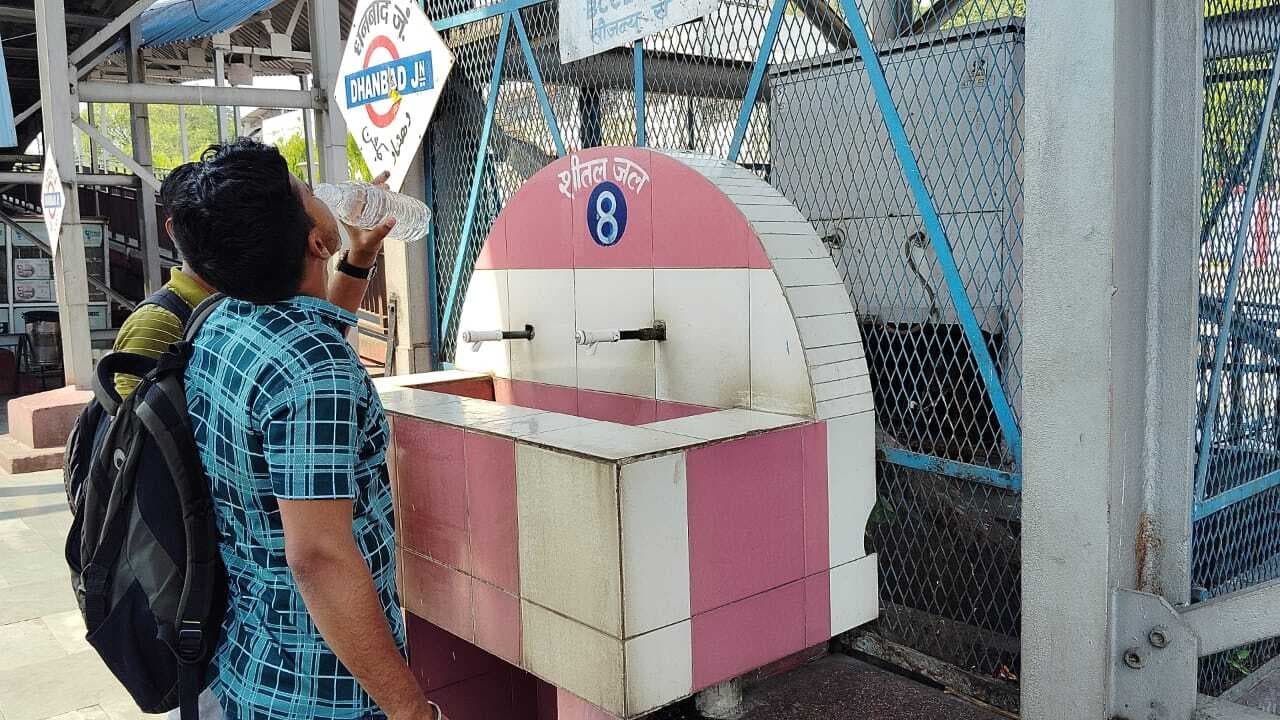Dhanbad News : शीतल पेयजल का स्टैंड पोस्ट दे रहा गर्म पानी, दोनों स्कैनर बंद, महीनों से खराब हैं ट्रेन डिस्प्ले एलइडी