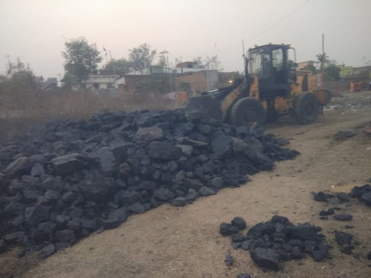 Bokaro News : कथारा की बांध बस्ती से खनन विभाग ने जब्त किया 50 टन अवैध कोयला, अज्ञात पर केस