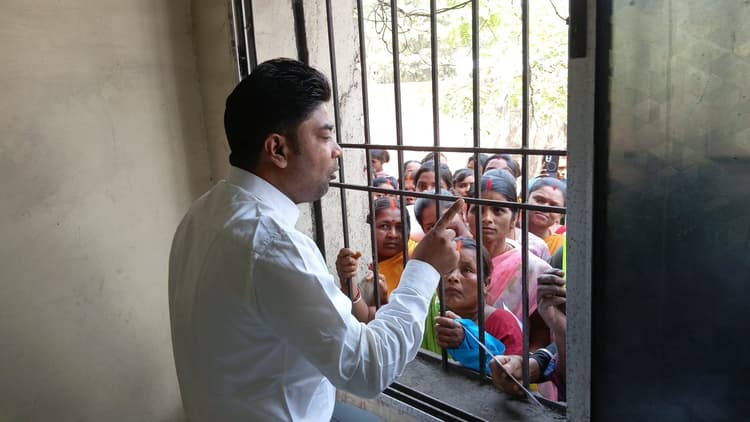 Bokaro News : मईयां योजना की राशि नहीं मिलने पर सैकड़ों लोग पहुंचे प्रखंड कार्यालय